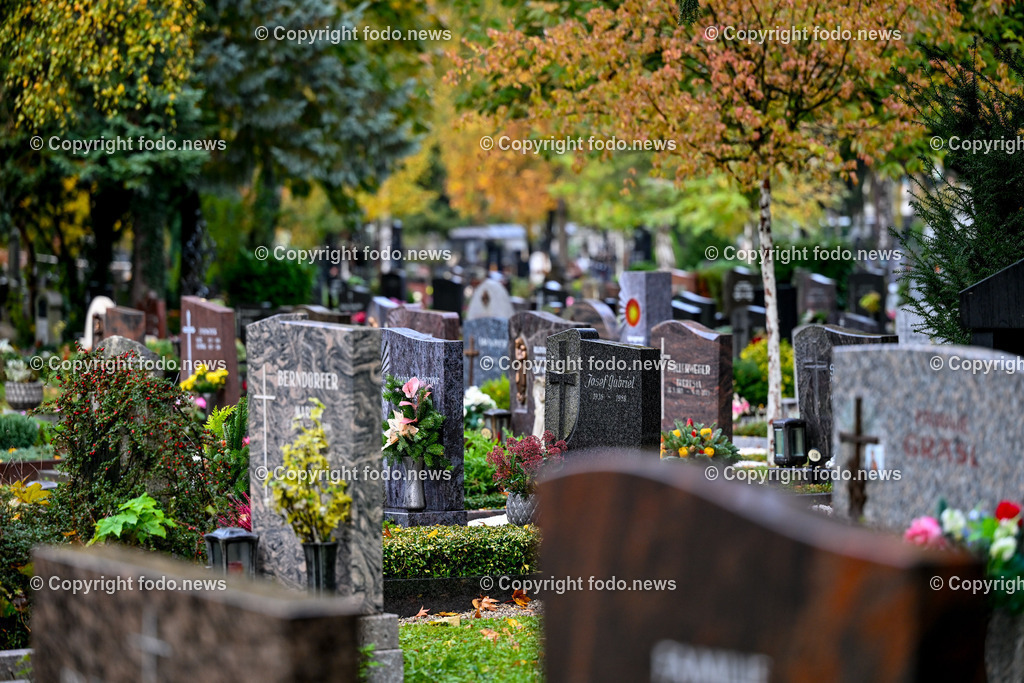Friedhof_ Allerheiligen_ 26.10.2025-8 | 26.10.2025, Friedhof, AUT, Allerheiligen, Themenbilder im Bild Friedhof, Kreuz, Kruzifix, Jesu Christi, Allerheiligen, Engerl, Engel, Kerzen, Grab, Grablicht, Blumen, Skulptur, Grabstein, Symbolbild, Grablaterne, Grabkerze, Grabkerzen, Grablichter, Kerze, Grabkreuz, Gedenken, Bestattung, Verstorbene, Totenruhe, Grab, Urne, Blumenschmuck, Schmuck, Besucher, Feature, kreativ, creativ, Linz