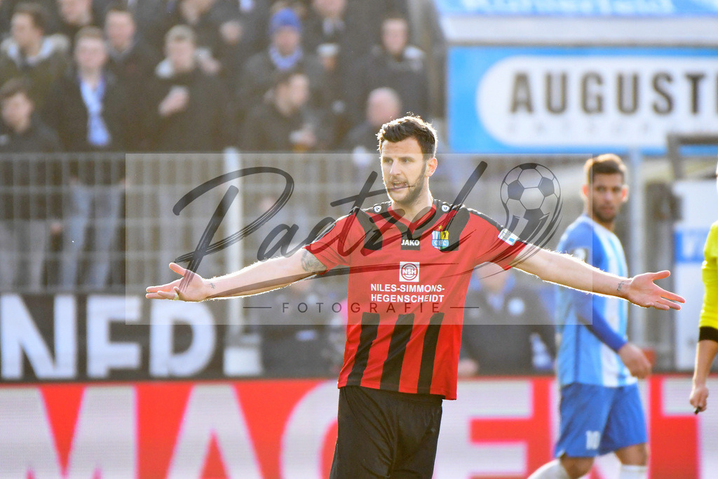 20200201_MEPCHE_0050 | Fußball, Herren: Dejan Bozic (Chemnitzer FC) gestikuliert waehrend des Spiels der 3. Liga zwischen SV Meppen und Chemnitzer FC in der Haensch-Arena am 01.02.2020 in Meppen, Deutschland. DFB / DFL REGULATIONS PROHIBIT ANY USE OF PHOTOGRAPHS AS IMAGE SEQUENCES AND/OR QUASI-VIDEO. - Realisiert mit Pictrs.com