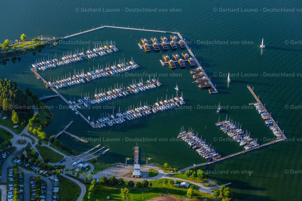 4051020 | PLEINFELD 03.09.2021 Yachthafen mit Sportboot- Anlegestellen und Bootsliegeplätzen am Uferbereich " Segelhafen Ramsberg " und den Floating Village auf dem " Großer Brombachsee "in Pleinfeld im Bundesland Bayern, Deutschland. Weiterführende Informationen bei: ELG Eco Lodges GmbH,  Wassersportgemeinschaft Altmühl-Brombachsee e.V.. // Pleasure boat marina with docks and moorings on the shore area " Segelhafen Ramsberg " and Floating Village on lake " Grosser Brombachsee " in Pleinfeld in the state Bavaria, Germany. Further information at: ELG Eco Lodges GmbH,  Wassersportgemeinschaft Altmuehl-Brombachsee e.V.. Foto: Gerhard Launer