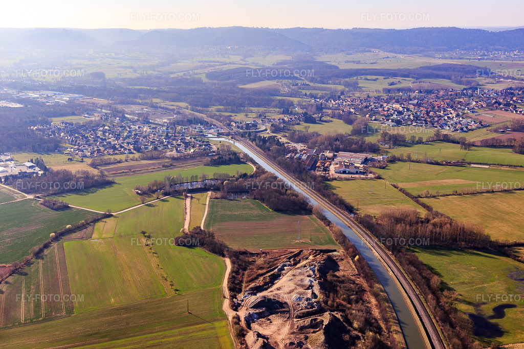 Aerial view: Canal Rhin au Marne from the east in Steinbourg in the state Bas-Rhin, France. – Photo: IMG_097548.jpg taken on 03/16/2017 by Werner Riehm/FLY-FOTO.com – Resolution of the original: 5472 x 3648 px