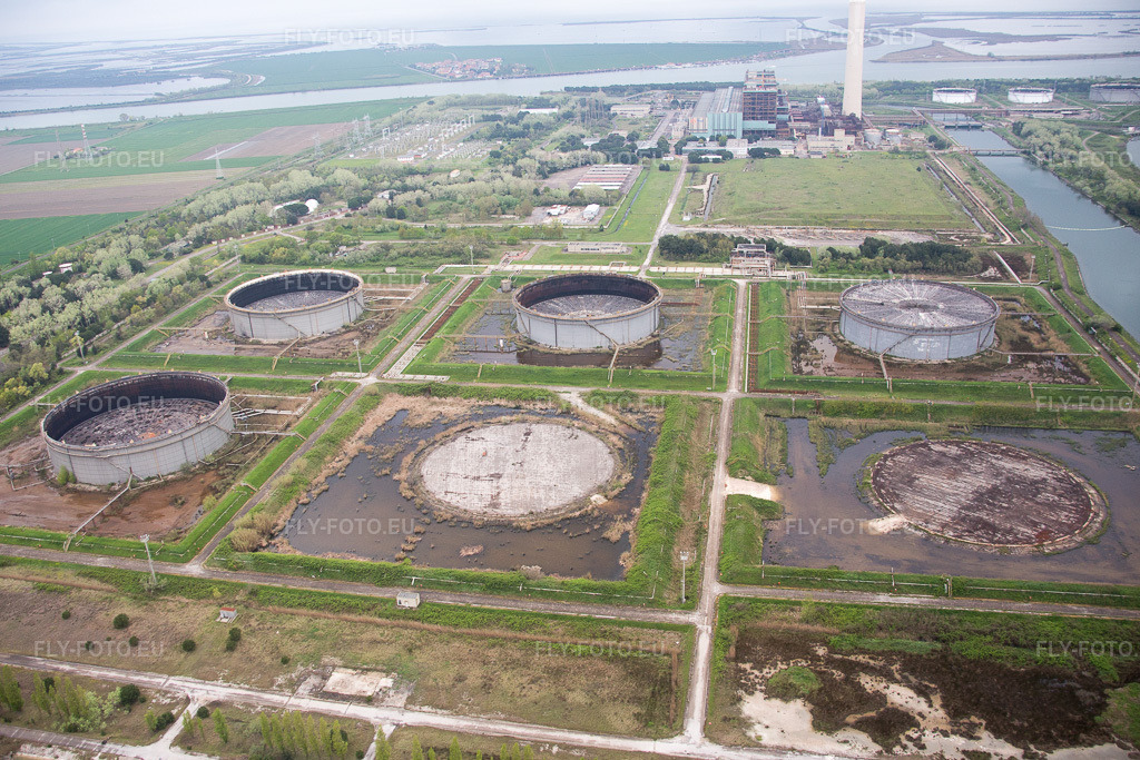 Vue aérienne: Réservoirs, installations de la centrale électrique et tours d'échappement de la centrale pétrolière et électrique à l'embouchure du Pô à le quartier Centrale Enel in Porto Tolle dans le département Rovigo, Italie. Photo: IMG_087669.jpg prise le 09/04/2016 par Werner Riehm/FLY-FOTO.eu – Résolution de l'original: 5277 x 3518 px