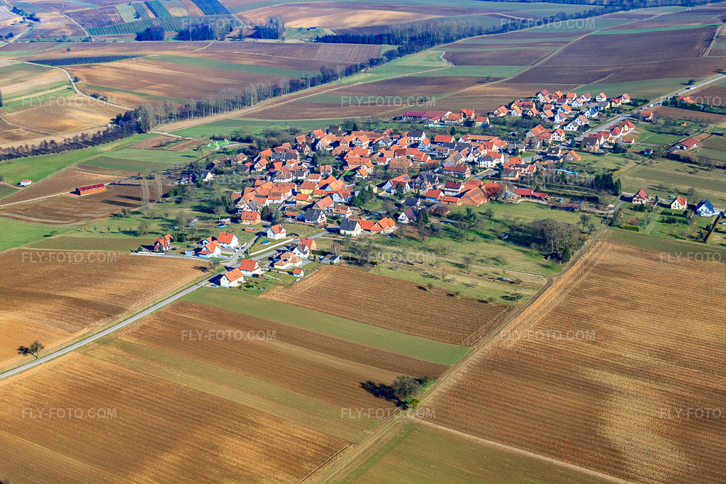 Aerial view: View of the town from the southwest in Hoffen in the state Bas-Rhin, France. – Photo: IMG_37460.jpg taken on 02/07/2011 by Werner Riehm/FLY-FOTO.com – Resolution of the original: 4752 x 3168 px