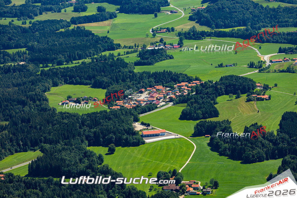Aktuelles Luftbild von Loiderding Irschenberg - Die Luftaufnahme wurde 2022 mittels UL-Flugzeug erstellt ( keine Drohne ) - hochauflösende Kamera-Systeme von  Canon -Beste Qualität - Für grossformatige Ausdrucke geeignet. Die Geschenkidee !