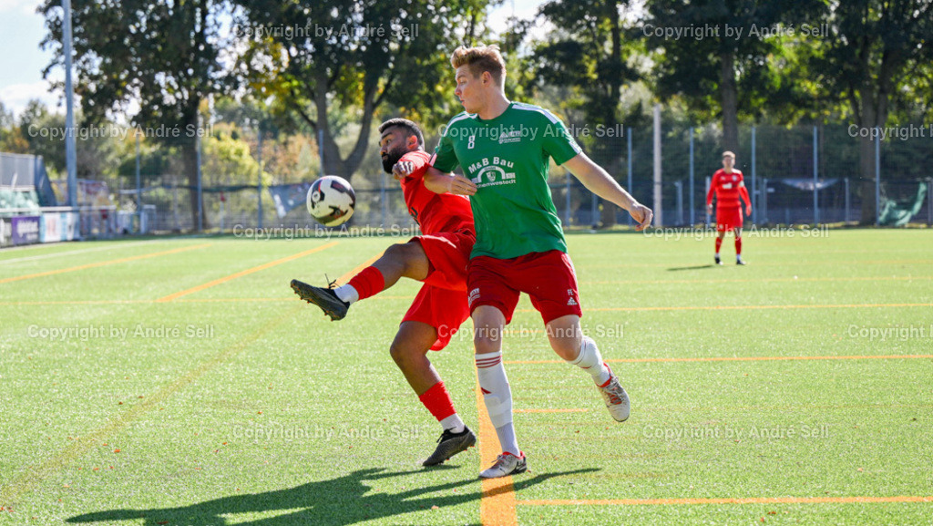 FC Kilia Kiel vs MTSV Hohenwestedt | Serhat Yazgan (Kilia #30) / Fabian Engbrecht (MTSV #8) - Fußball-Oberliga Männer 2024/2025 / FC Kilia Kiel vs MTSV Hohenwestedt / Kilia Stadion / Kiel / 06.10.24 - Realisiert mit Pictrs.com