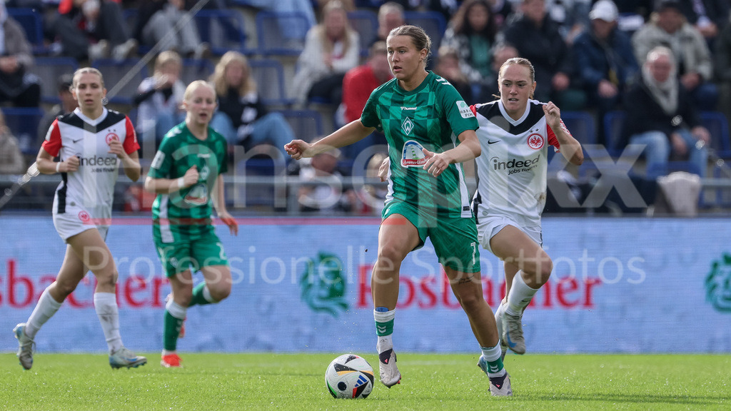 Fussball, Google Pixel Frauen-Bundesliga, Eintracht Frankfurt - SV Werder Bremen | v.li.: Larissa Mühlhaus (SV Werder Bremen, 7) am Ball, Einzelbild, Ganzkörper, Aktion, Action, Spielszene, DIE DFB-RICHTLINIEN UNTERSAGEN JEGLICHE NUTZUNG VON FOTOS ALS SEQUENZBILDER UND/ODER VIDEOÄHNLICHE FOTOSTRECKEN. DFB REGULATIONS PROHIBIT ANY USE OF PHOTOGRAPHS AS IMAGE SEQUENCES AND/OR QUASI-VIDEO.