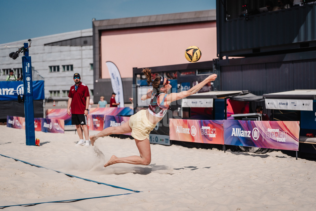 Beachvolleyball | Frauen | Allianz German Beach Tour 2025 | Tourstop Bremen | 14.06.2025 | Larissa Claassen springt zum Ball