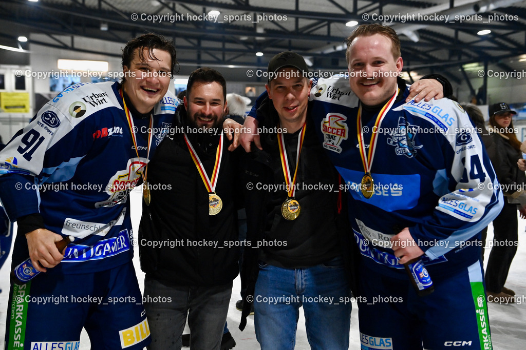 ESC SOCCERZONE STEINDORF vs. 1. EHC Althofen | #91 Kravanja Kristian ESC Steindorf, Asisstentcoach ESC Steindorf Gasser Daniel, Headcoach ESC Steindorf Mayer Michael, #64 Stichauner Fabian ESC Steindorf, ESC SOCCERZONE STEINDORF vs. 1. EHC Althofen, Siegerehrung ESC SOCCERZONE STEINDORF & 1. EHC Althofen am 08.03.2025 in Steindorf (Ossiachersee Halle), Austria, (Photo by Bernd Stefan)