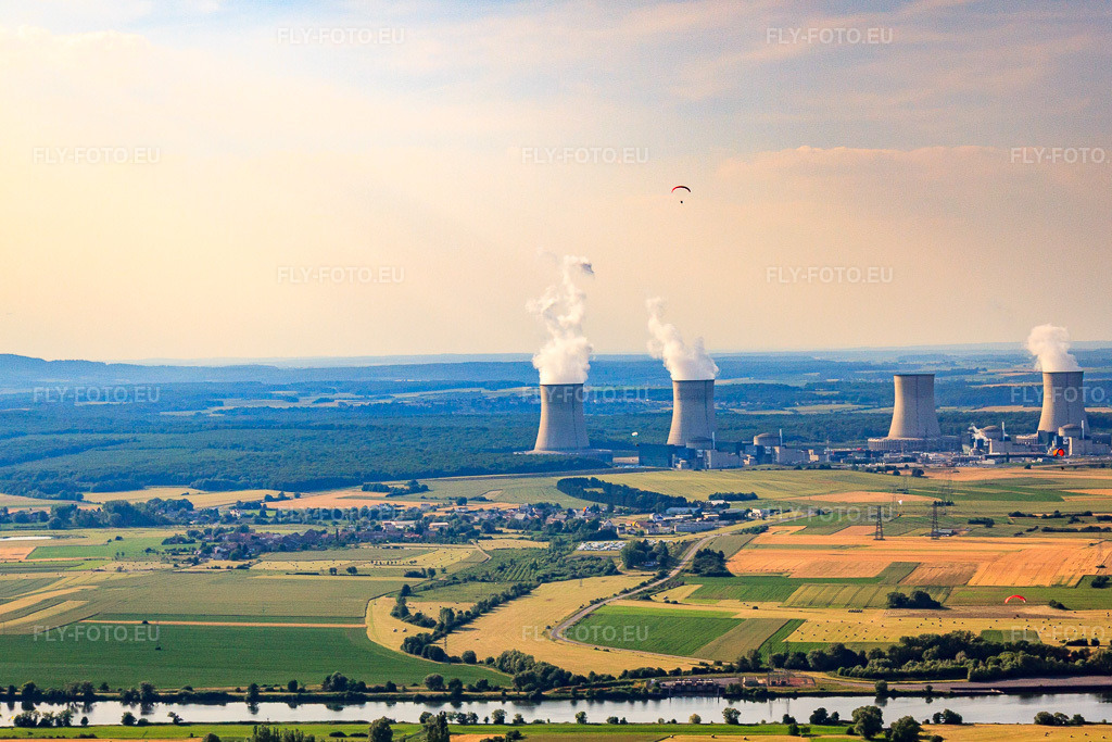 Vue aérienne: Tours de refroidissement de la centrale nucléaire du CNPE - Centre Nucléaire de Production d'Electricité de Cattenom à Basse-Ham dans le département Moselle, France – .Photo: IMG_29451.jpg prise le 26/06/2010 par Werner Riehm/FLY-FOTO.eu – Résolution de l'original: 4651 x 3101 px – Das Kernkraftwerk von Cattenom | Groupe EDF