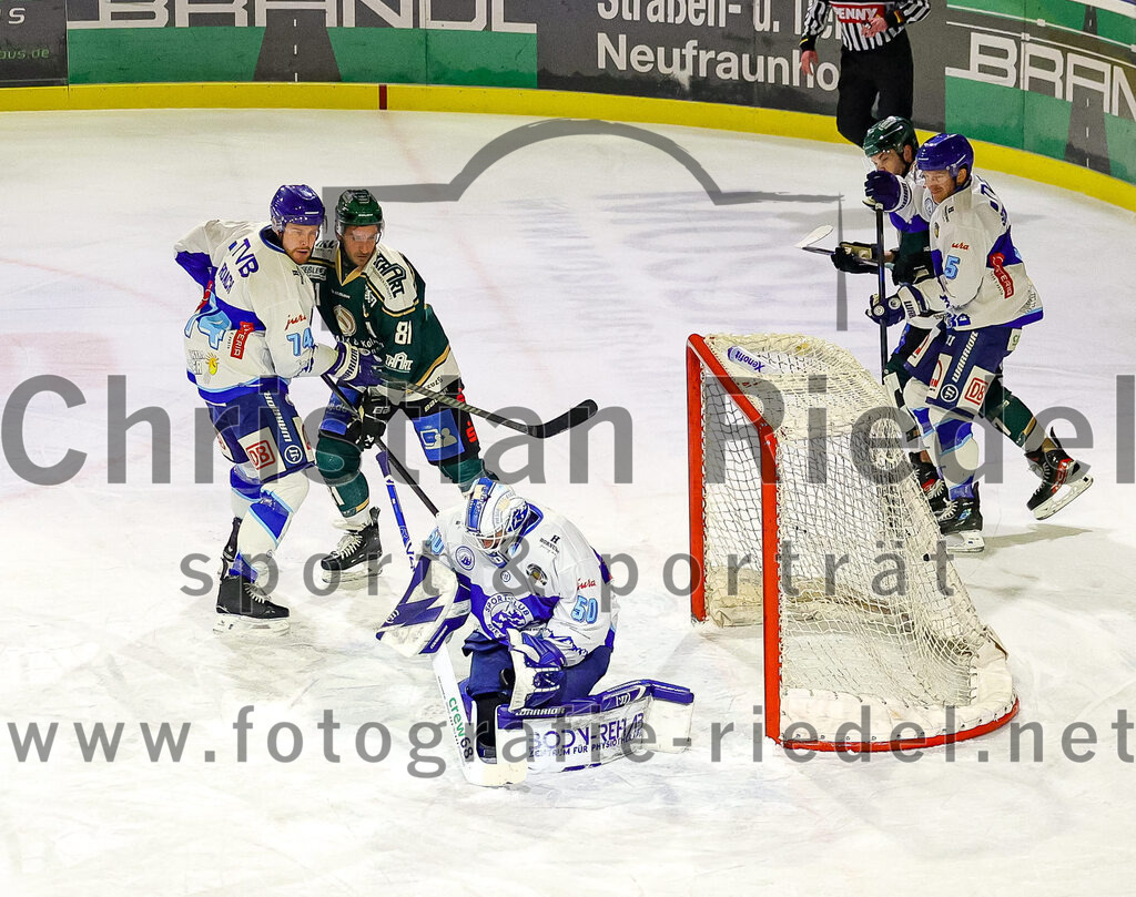 2026-01-23_049_TSV_Erding_gegen_SC_Riessersee | Erding, Deutschland, 23.01.2026:Eishockey, Oberliga Süd 2025 / 2026, 40. Spieltag, TSV Erding gegen SC Riessersee, Endergebnis: 6:5 n.V.Jesse Roach (SC Riessersee, #74), Maximilian Forster (Erding Gladiators, #81), Torwart Andreas Mechel (SC Riessersee, #50)Foto: Christian Riedel / fotografie-riedel.net