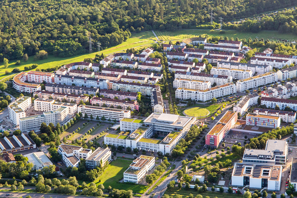 Luftbild: Ortsansicht von Norden im Ortsteil Oberreut in Karlsruhe im Bundesland Baden-Württemberg in Deutschland. Foto: IMG_142304.jpg vom 07.07.2024 durch Werner Riehm/FLY-FOTO.de