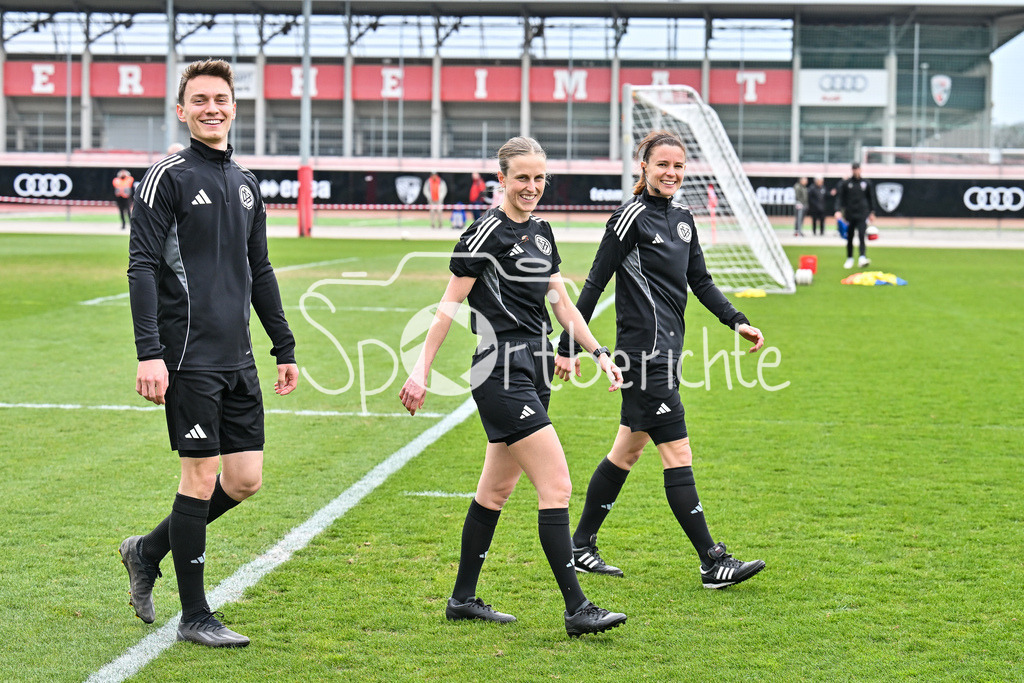 FC Ingolstadt - SSV Ulm 1846 Fussball  | INGOLSTADT, GERMANY - 25. MAERZ: im Bild Linienrichter Luca SCHULTZE, Schiedsrichterin Davina LUTZ und Linienrichterin Daniela GÖTTLINGER vor dem Testspiel zwischen dem FC Ingolstadt und dem SSV Ulm 1846 Fussball auf Platz 4 am Audi Sportpark