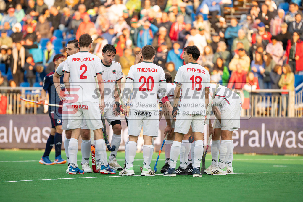 Final4_20240518-2007-0097 | Bonn, Deutschland, 18.05.2024: Julius Breucker (Crefelder HTC), Elias Friedrich (Crefelder HTC), Martin Ferreiro (Crefelder HTC) in Aktion waehrend des Spiels der Deutsche Feldhockey-Meisterschaften 2024 zwischen Final 4 Herren Mannheimer HC - Crefelder HTC im Bonner THV am 18.05.2024 in Bonn, Deutschland. (Foto von Stephan Fehrmann)

Bonn, Germany, 18.05.2024: Julius Breucker (Crefelder HTC), Elias Friedrich (Crefelder HTC), Martin Ferreiro (Crefelder HTC) in action during the game of Deutsche Feldhockey-Meisterschaften 2024 between Final 4 Herren Mannheimer HC - Crefelder HTC in Bonner THV at 18.05.2024 in Bonn, Deutschland. (Foto from Stephan Fehrmann)