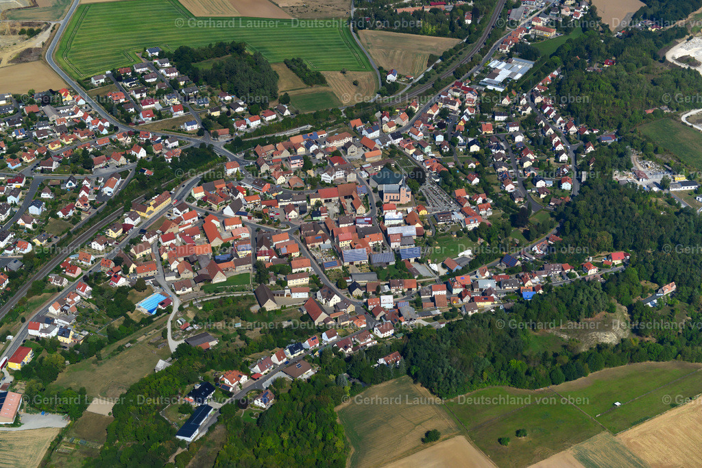 3650535 | KIRCHHEIM 13.09.2016 Stadtansicht vom Stadtrand angrenzend an landwirtschaftliche Feldern  in Kirchheim im Bundesland Bayern, Deutschland // City view from the outskirts with adjacent agricultural fields  in Kirchheim in the state Bavaria, Germany Foto: Gerhard Launer