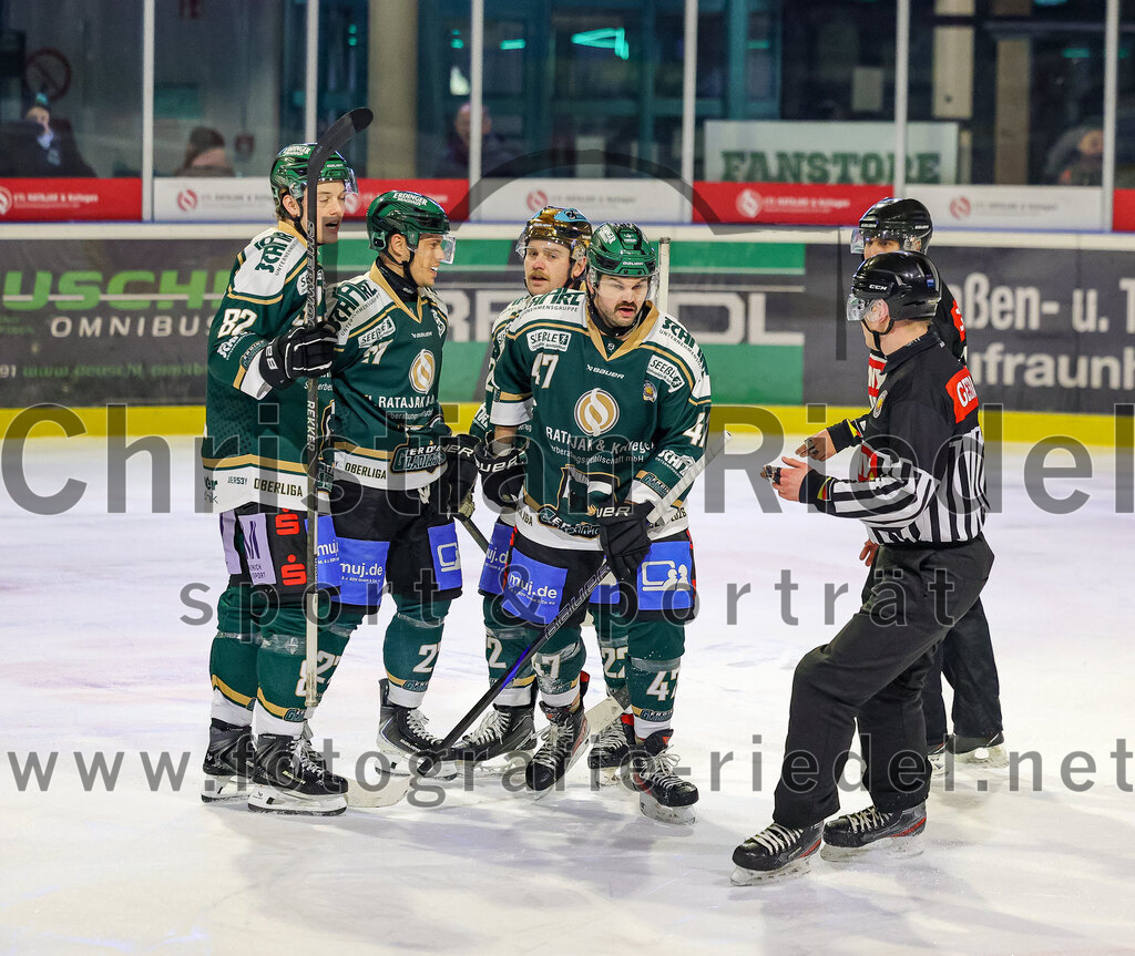 2026-01-23_102_TSV_Erding_gegen_SC_Riessersee | Erding, Deutschland, 23.01.2026:Eishockey, Oberliga Süd 2025 / 2026, 40. Spieltag, TSV Erding gegen SC Riessersee, Endergebnis: 6:5 n.V.Moritz Köttstorfer (Erding Gladiators, #82), Mark Waldhausen (Erding Gladiators, #27), Grady Hobbs (Erding Gladiators, #22), Marco Pfleger (Erding Gladiators, #47)Foto: Christian Riedel / fotografie-riedel.net