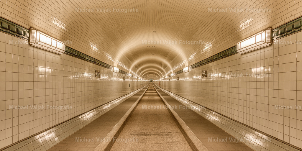 Alter Elbtunnel in Hamburg Panorama | Der Alte Elbtunnel verbindet unterhalb der Norderelbe auf einer Länge von 426,5 m die Landungsbrücken in Sankt Pauli mit der Elbinsel Steinwerder. Er steht unter Denkmalschutz und ist ein historisches Wahrzeichen der Hansestadt Hamburg. - Realisiert mit Pictrs.com