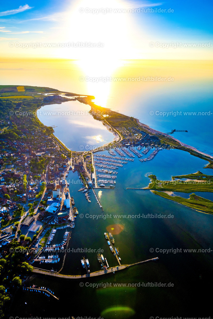 Heiligenhafen_ELS_9131030622 | HEILIGENHAFEN 03.06.2022 Ortsansicht der Straßen und Häuser Ferienanlage StranResort Seebrücke Heiligenhafen an der Ostsee- Küste im Bundesland Schleswig-Holstein. // City view of the streets and houses Ferienanlage StranResort pier Heiligenhafen on the Baltic Sea coast in the state of Schleswig-Holstein. Foto: Martin Elsen