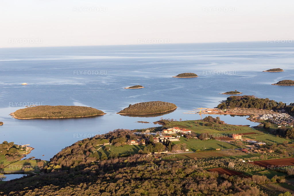 Vue aérienne: Vue de la ville à Stancija Valkanela dans le département Gespanschaft Istrien, Croatie. Photo: IMG_106223.jpg prise le 14/04/2018 par Werner Riehm/FLY-FOTO.eu – Résolution de l'original: 5472 x 3648 px