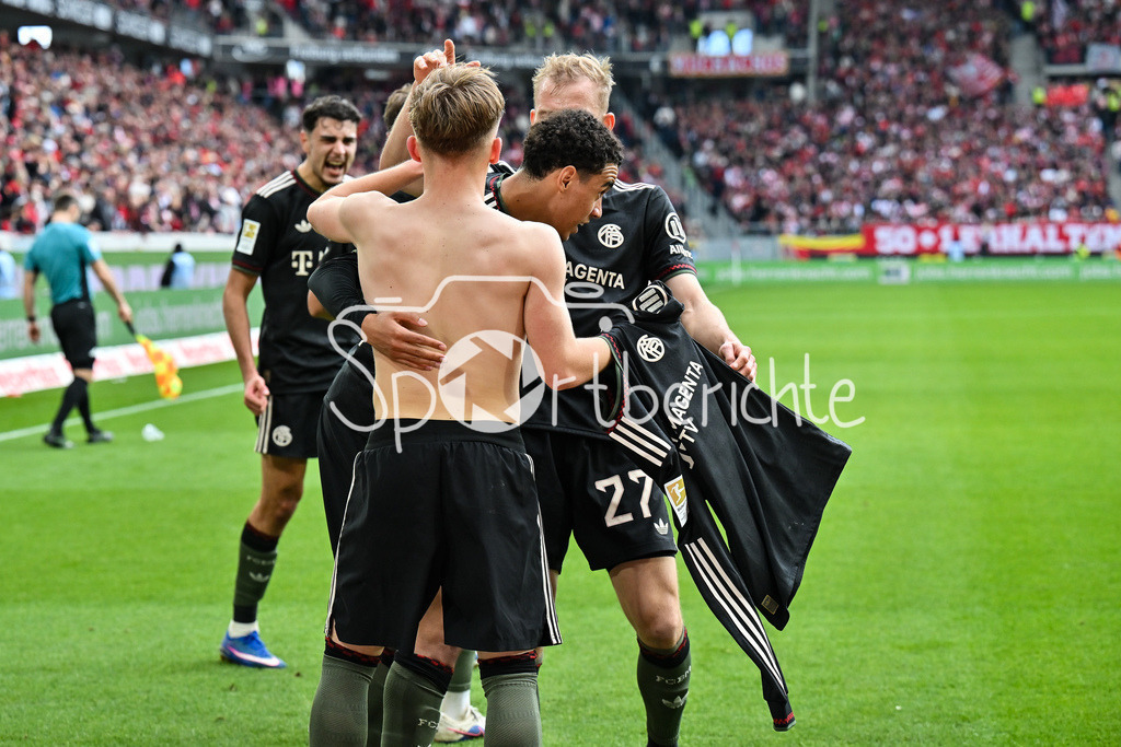 SC Freiburg - FC Bayern München | FREIBURG, GERMANY - 04. APRIL: Jubel der Bayern nach dem Treffer zum 2-3 durch Lennart KARL (FC Bayern Munich 42) / Tor / Torschuetze / Freude / Happy / während dem Bundesligamatch zwischen dem SC Freiburg und dem FC Bayern München am 28. Spieltag im Europa-Park Stadion / DFL REGULATIONS PROHIBIT ANY USE OF PHOTOGRAPHS AS IMAGE SEQUENCES AND/OR QUASI-VIDEO