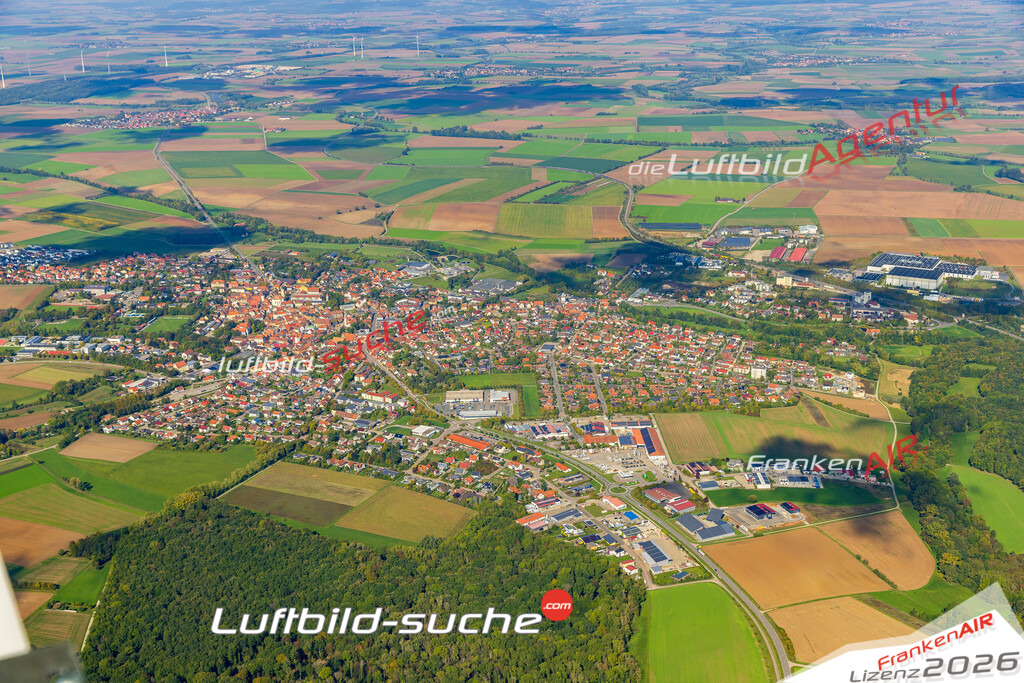 Luftaufnahme der Stadt Uffenheim - Die Luftaufnahme wurde 2025 vom UL-Flugzeug heraus erstellt ( keine Drohne ) - Hochauflösende Luftaufnahme - für professionelle Ausdrucke geeignet. Die Geschenkidee !Mit Lizenz und Bildrechte bestellbar