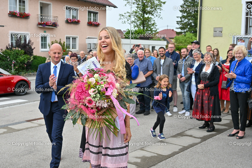 Hohenzell_ Empfang Miss Austria 2023_ Valentina Bleckenwegner_ 02.07.2023-13 | 02.07.2023, Hohenzell, AUT, Empfang Miss Austria 2023, Valentina Bleckenwegner, im Bild Valentina wird von Bgm. Thomas Priewasser empfangen und begruesst