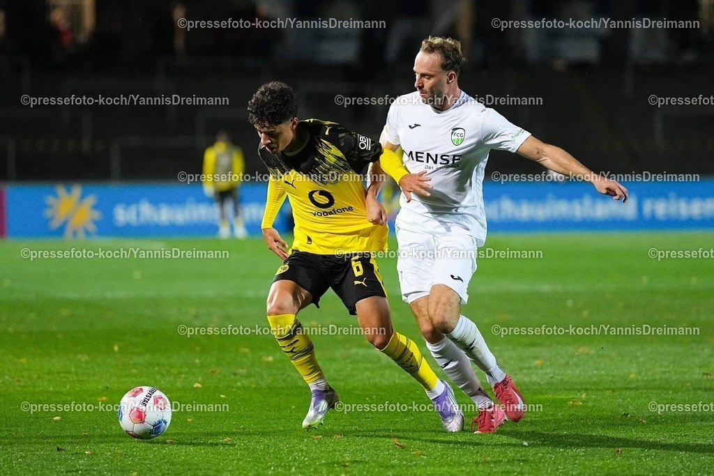xydr16092501143 | 16.09.2025, xydrx, Fußball, Regionalliga West, Borussia Dortmund II - FC Gütersloh, Saison 2025 2026, Stadion Rote Erde: Ayman Azhil (Borussia Dortmund II #6) im Zweikampf gegen Julius Langfeld (FC Gütersloh #10)