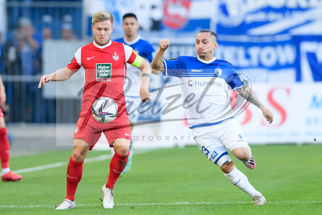 FCMFCK20210904_140 | Fussball, Herren: Jean Zimmer (1. FC Kaiserslautern) und Barıs Atik (1. FC Magdeburg) im Zweikampf beim Spiel der 3. Liga zwischen 1. FC Magdeburg und 1. FC Kaiserslautern in der MDCC-Arena am 04.09.2021 in Magdeburg, Deutschland.DFB / DFL REGULATIONS PROHIBIT ANY USE OF PHOTOGRAPHS AS IMAGE SEQUENCES AND/OR QUASI-VIDEO. - Realisiert mit Pictrs.com