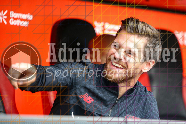 Bayer 04 Leverkusen vs Borussia Mönchengladbach - Bundesliga  | Leverkusen, Deutschland, 21.09.25:   Jonas Hofmann (Bayer 04 Leverkusen) lächelt, lacht und gestikuliert, Gestik waehrend des Spiels der Bundesliga zwischen  Bayer 04 Leverkusen vs Borussia Mönchengladbach in der BayArena(Foto von Brauer-Fotoagentur / Adrian Schlueter)