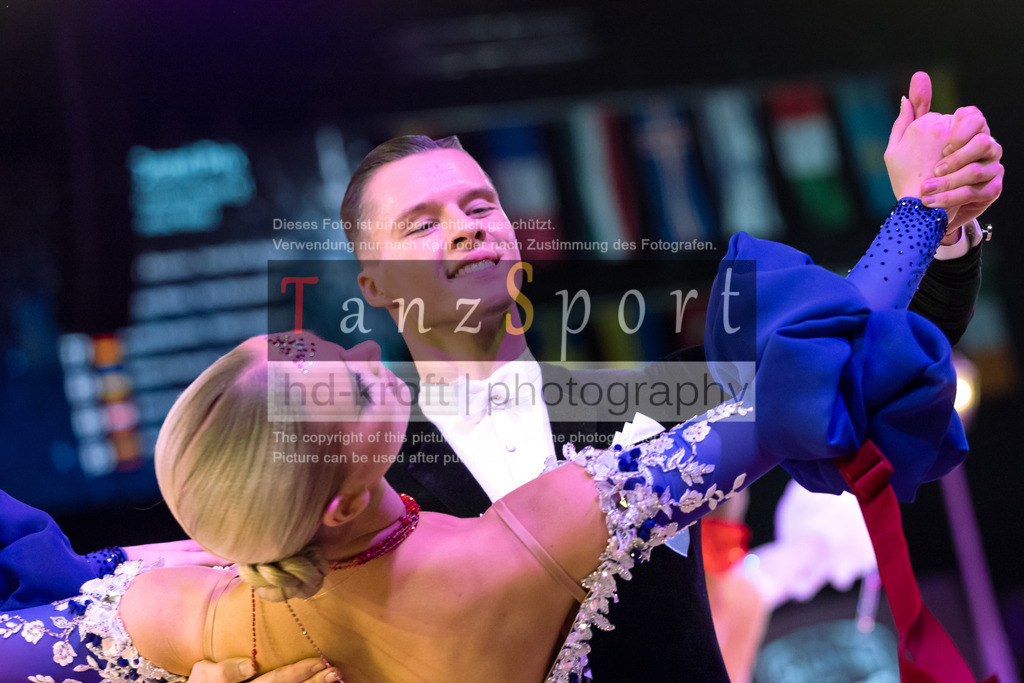 20241215_WDSF_Int_Open_Std-Riga-9850 | Tanzsportbilder, Standardtanz, Lateintanz, WDSF, DTV, LTVB, dancecomp, goc, hessen tanzt, blaues band der spree, walzer, tango, wiener walzer, slowfox, quickstepp, samba, rumba, cha-cha-cha, paso doble. jive, hd-kroft photography, turniertanzsport
