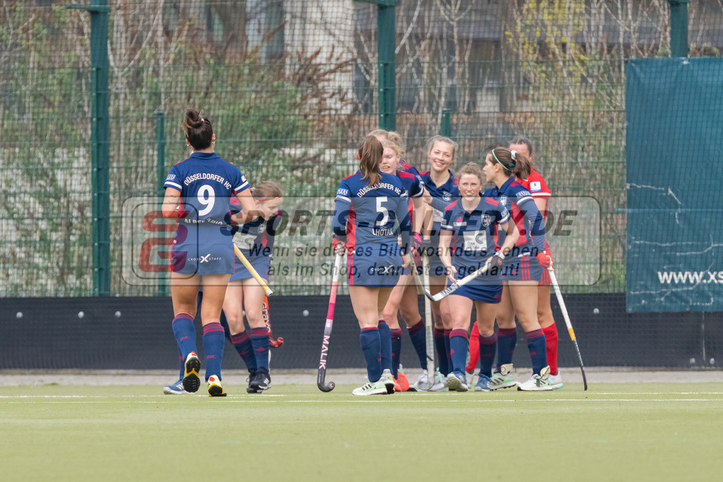 HK_20230416_106978 | 1. Bundesliga Damen Düsseldorfer HC - Rot-Weiss Köln am 16.4.2023 DHC Düsseldorf, Düsseldorf , Agustina Albertarrio ( Düsseldorfer HC #9 ) , Pia Lhotak ( Düsseldorfer HC #5 ) , Lisa Nolte ( Düsseldorfer HC #17 )
