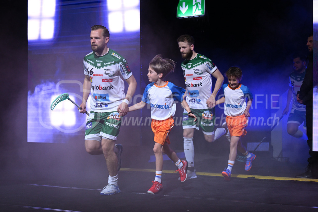 SV Wiler-Ersigen vs Floorball Köniz - 15. April 2023 | SV Wiler-Ersigen vs Floorball Köniz
Stimo Arena, Kloten
Joel Lahti (#66 SV Wiler-Ersigen) und Andrin Hollenstein (#73 SV Wiler-Ersigen) mit Einlaufkids.
Bild: Sportfotografie Markus Aeschimann | www.markus-aeschimann.ch - Realisiert mit Pictrs.com