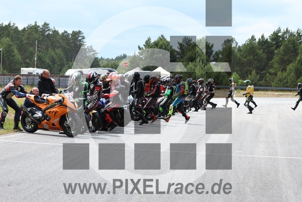 startendurance-20250608_10921 | Schöne Erinnerungen an spannende Momente - das festzuhalten ist unser Job. PIXELrace.de ist seit 2003 auf den Rennstrecken Europas unterwegs um die Action draußen beim Fahren und die wunderbare Stimmung imm Fahrerlager für euch einzufangen.