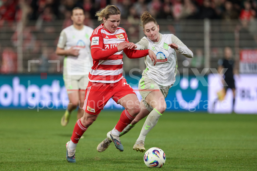 Fussball, Google Pixel Frauen-Bundesliga, 1. FC Union Berlin - SV Werder Bremen | v.li.: Dina Orschmann (1. FC Union Berlin, 11) und Saskia Matheis (SV Werder Bremen, 19) im Zweikampf, Duell, Dynamik, Aktion, Action, Spielszene, DIE DFB-RICHTLINIEN UNTERSAGEN JEGLICHE NUTZUNG VON FOTOS ALS SEQUENZBILDER UND/ODER VIDEOÄHNLICHE FOTOSTRECKEN. DFB REGULATIONS PROHIBIT ANY USE OF PHOTOGRAPHS AS IMAGE SEQUENCES AND/OR QUASI-VIDEO.