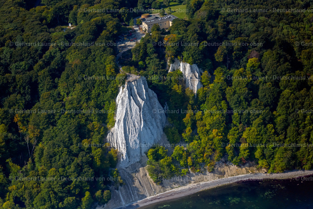 4061400 | LOHME 08.09.2021 Felsen- Küsten- Landschaft an der Steilküste - Kreidefelsen Königstuhl - in Lohme im Bundesland Mecklenburg-Vorpommern, Deutschland. Weiterführende Informationen bei: Nationalpark-Zentrum KÖNIGSSTUHL Sassnitz gemeinnützige GmbH. // Rock Coastline on the cliffs - Kreidefelsen Koenigstuhl - in Lohme in the state Mecklenburg - Western Pomerania, Germany. Further information at: Nationalpark-Zentrum KOeNIGSSTUHL Sassnitz gemeinnuetzige GmbH. Foto: Gerhard Launer