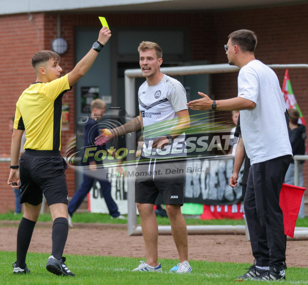 Bünder SV - VfL Holsen | Auf dem Bild zu sehen: Bünder SV Trainer v.l.: Timo Westerbeck, Florian Schlüter ; Schiedsricher: Nico Jendrysiak   Bünder SV, VfL Holsen, Saison 26/27, Kreisliga A, Bünde, Deutschland - Realisiert mit Pictrs.com