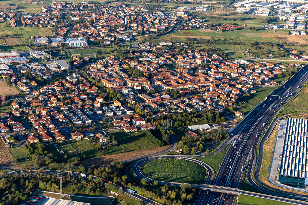 Aerial view: View of the town in Grezzago in the state Lombardy, Italy. – Photo: IMG_134498.jpg taken on 09/19/2022 by Werner Riehm/FLY-FOTO.com – Resolution of the original: 5472 x 3648 px