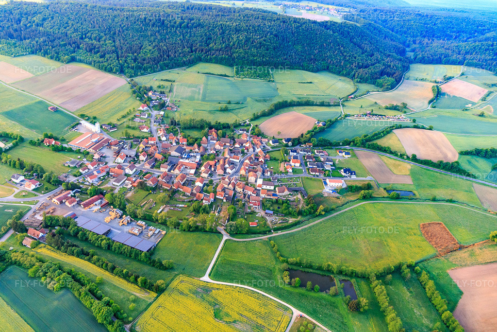 Luftbild: Ortsansicht von Norden im Ortsteil Wustviel in Rauhenebrach im Bundesland Bayern in Deutschland. Foto: IMG_107215.jpg vom 10.05.2018 durch Werner Riehm/FLY-FOTO.de