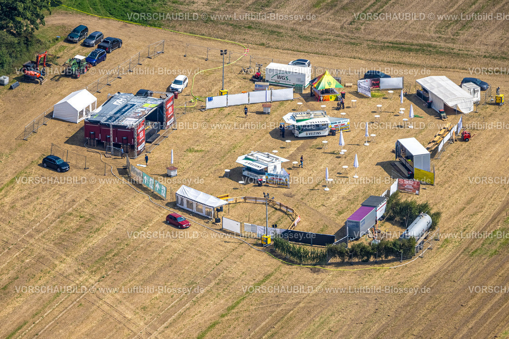 Meschede250807500 | Luftbild, Musikevent Festplatz mit Stoppelfeldfete in Altenhellefeld, Sundern, Sauerland, Nordrhein-Westfalen, Deutschland