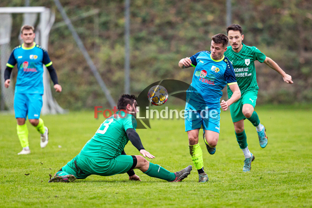 SG Wielenbach/Pähl gegen SV Haunshofen | Fußball Kreisklasse Herren Oberbayern Zugspitze Gruppe 3, SG Wielenbach/Pähl gegen SV Haunshofen, 20241103,Florian GUMBRECHT (SG Wielenbach/Pähl 8) gewinnt Zweikampf,2024-11-03 in Pähl (Sportplatz Pähl), Stefan STEIGENBERGER (SV Haunshofen 13), Florian GUMBRECHT (SG Wielenbach/Pähl 8)Copyright: WolfgangxLindner www.foto-lindner.de