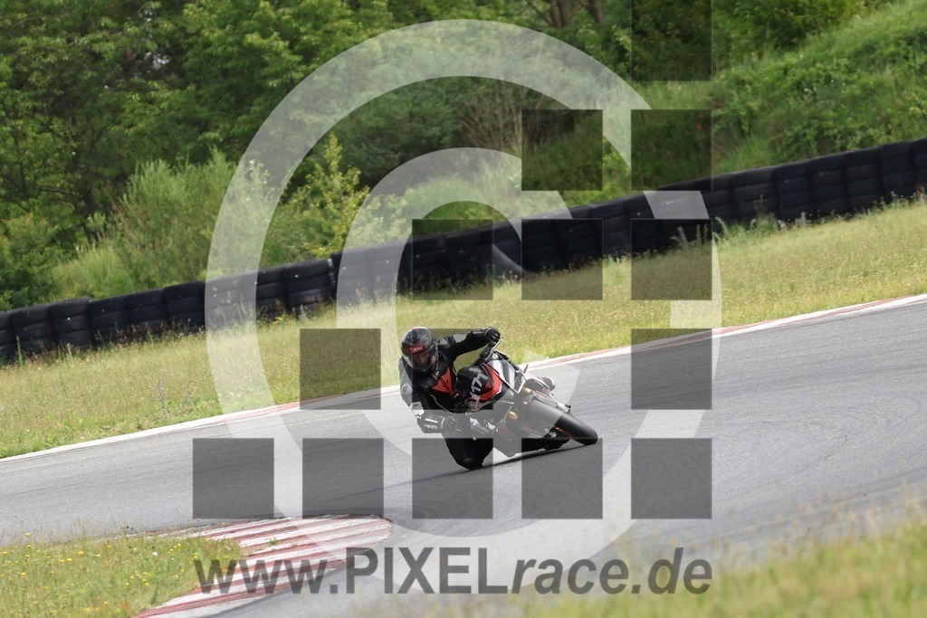 1171-20240604_35176 | Schöne Erinnerungen an spannende Momente - das festzuhalten ist unser Job. PIXELrace.de ist seit 2003 auf den Rennstrecken Europas unterwegs um die Action draußen beim Fahren und die wunderbare Stimmung imm Fahrerlager für euch einzufangen.