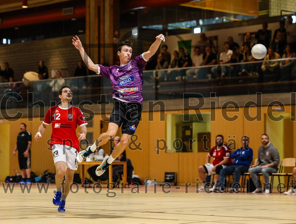 2024-10-20_049_SpVgg_Altenerding_II_gegen_TSV_Taufkirchen-Vils | Erding, Deutschland, 20.10.2024:Handball, Bezirksliga Männer Ost 2024 / 2025, 3. Spieltag, SpVgg Altenerding II gegen TSV Taufkirchen/Vils, Endergebnis: 15:20Martin Kolbinger (TSV Taufkirchen/Vils, #12), Markus Schorr (SpVgg Altenerding, #4)Foto: Christian Riedel / fotografie-riedel.net