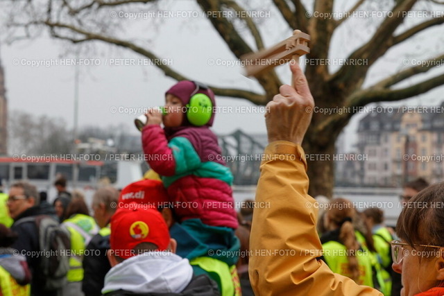 Warnstreik U-Bahn und Straßenbahn | 11.03.2025 Die Gewerkschaft VERDI rief für heute zum zentralen Warnstreik im öffentlichen Dienst in Frankfurt auf. Zur Demonstration und Kundgebung auf dem Römerberg kamen mehrere tausend Beschäftigte. Der Warnstreik für U-Bahn und Straßenbahn im RMV und VGF dauert 3 Tage v. 11. - 13.3.25; S-Bahn und Busse fahren. Am Donnerstag fährt keine Strassenbahn zum Stadion! (Foto: Peter Henrich) - Realisiert mit Pictrs.com