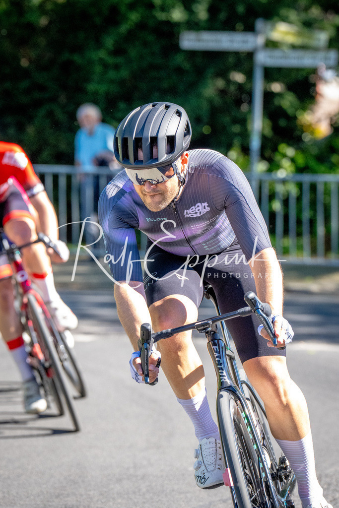 Spurt in den Mai 2026 - Großer Preis der Sparkasse Neuss | Annual one-day road cycling race "Großer Preis der Sparkasse Neuss" held in Büttgen, Germany, organized by VfR Büttgen 1912 e.V. The event features multiple races across all age categories from U11 youth to Elite men. - Realisiert mit Pictrs.com