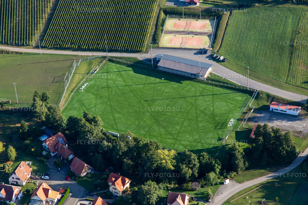 Vue aérienne: Clubhouse Football Club à Steinseltz dans le département Bas Rhin, France. Photo: IMG_138961.jpg prise le 24/09/2023 par Werner Riehm/FLY-FOTO.eu – Résolution de l'original: 5472 x 3648 px