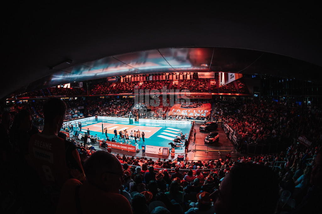 Volleyball | Herren | Saison 2024/2025 | 1. Volleyball Bundesliga Männer | Finale | BERLIN RECYCLING Volleys vs. SVG Lüneburg | 03.05.2025 | Die volle Max-Schmeling-Halle mit dem Banner Transparent Choreo des Fanclub 7 Mann