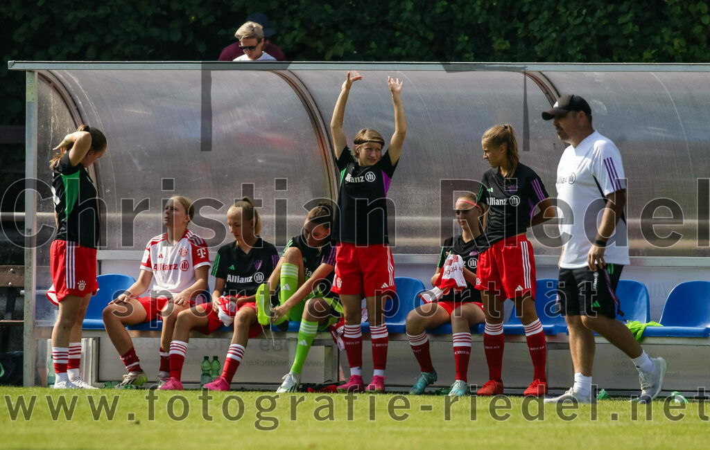 2023-09-09_004_FC_Bayern_Muenchen_gegen_SC_Freiburg | Aschheim, Deutschland, 09.09.2023:
Fußball, B-Juniorinnen-Bundesliga Süd 2023 / 2024, 1. Spieltag, FC Bayern München gegen SC Freiburg, Endergebnis: 4:0

Foto: Christian Riedel / fotografie-riedel.net
