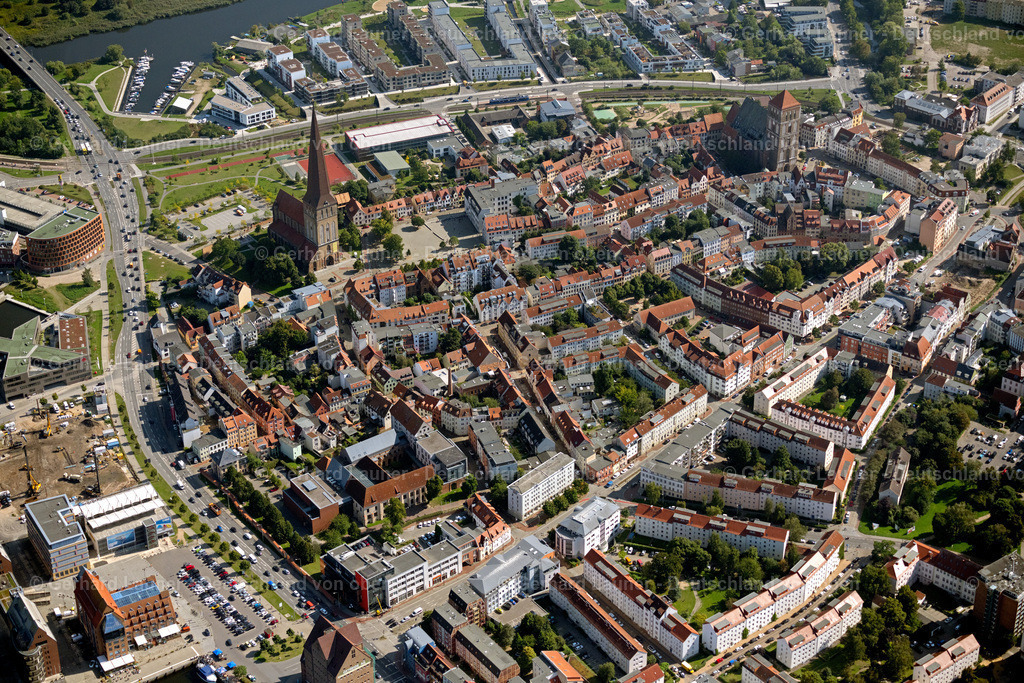 4062023 | ROSTOCK 08.09.2021 Kirchengebäude " Nikolaikirche und St. Petri " im Altstadt- Zentrum der Innenstadt in Rostock im Bundesland Mecklenburg-Vorpommern, Deutschland. // Church building in " Nikolaikirche and St. Petri " Old Town- center of downtown in Rostock in the state Mecklenburg - Western Pomerania, Germany. Foto: Gerhard Launer