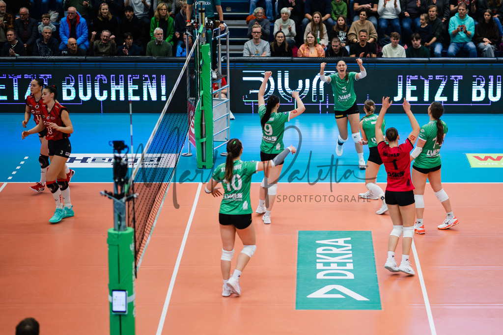 Volleyball, 1. Bundesliga Frauen, Hauptrunde, 8. Spieltag, Saison 2025/2026: USC Münster - Dresdner SC | 1. Bundesliga Frauen, Hauptrunde, 8. Spieltag, Saison 2025/2026, USC Münster empfängt Dresdner SC in der Sporthalle Berg Fidel in Münster. Foto: sportfotografie.ms | Markus Paletta - Realisiert mit Pictrs.com