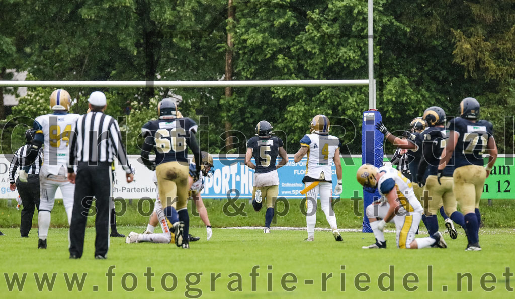 2022-05-29_021_Erding_Bulls_gegen_Nuernberg_Rams | Erding, Deutschland, 29.05.2022:
Fußball, Regionalliga 2022, 5. Spieltag, Erding Bulls gegen Nürnberg Rams, Endergebnis: 10:16

Foto: Christian Riedel / fotografie-riedel.net