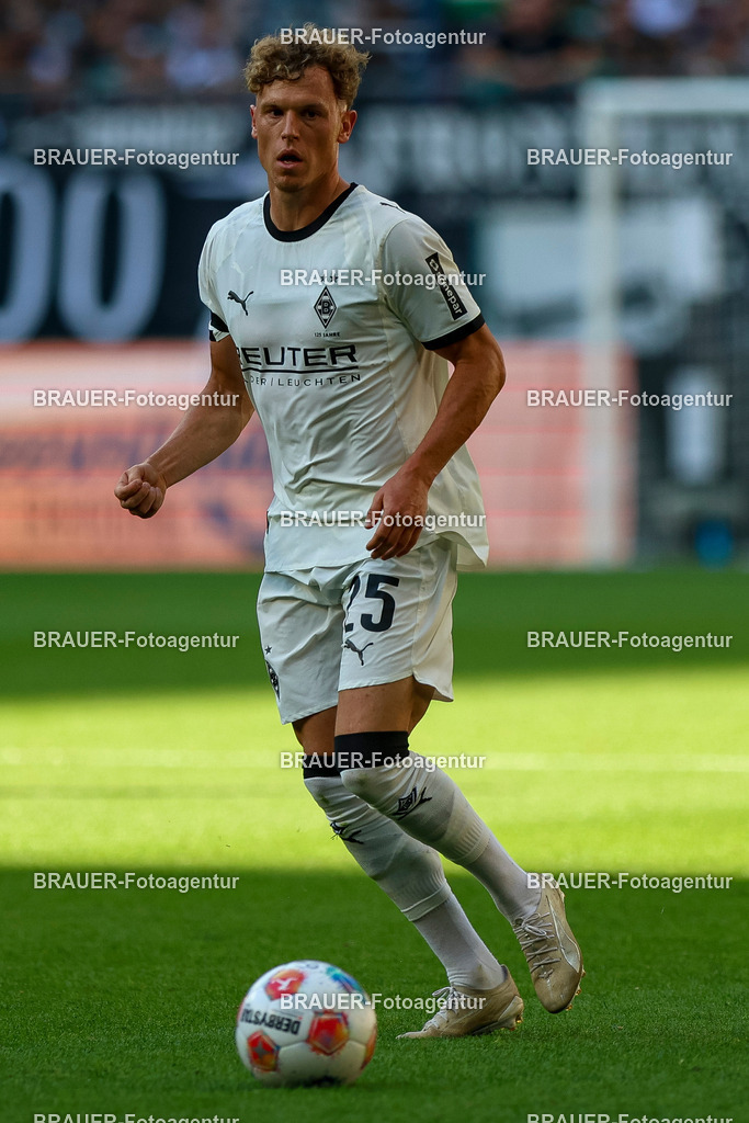 Borussia Mönchengladbach vs Hamburger SV - Bundesliga  | Mönchengladbach, Deutschland, 24.08.25:   Robin Hack (Borussia Mönchengladbach) in Aktion am Ball, Einzelaktion waehrend des Spiels der Bundesliga zwischen Borussia Mönchengladbach vs Hamburger SV im Stadion im Borussia Park(Foto von Brauer-Fotoagentur / Adrian Schlueter)
