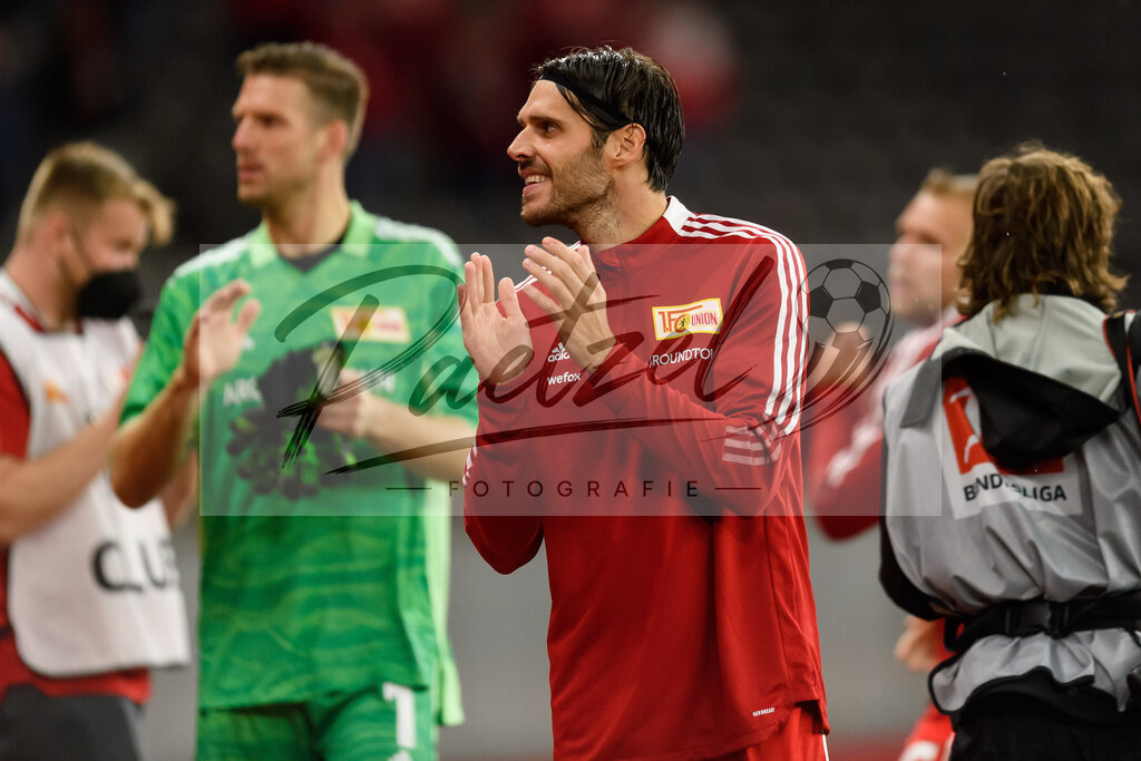 FCUKUO20210826_050 | Fussball, Herren: Christopher Trimmel (1.FC Union Berlin) jubelt beim Spiel der UEFA Conference League zwischen 1. FC Union Berlin und Kuopion PS im Olympiastadion am 26.08.2021 in Berlin, Deutschland. - Realisiert mit Pictrs.com
